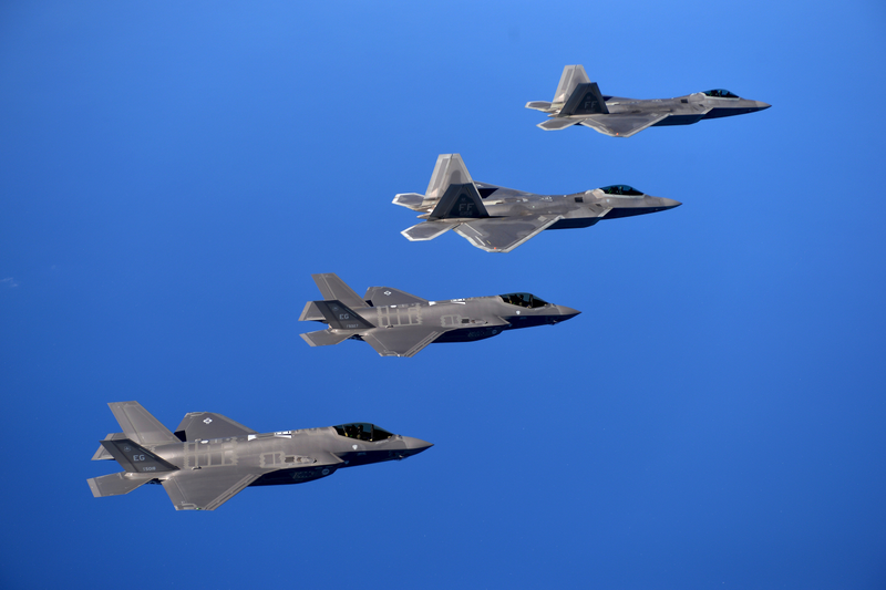 Illustration for article titled Cool photos of F-22s and F-35s flying together for the first time